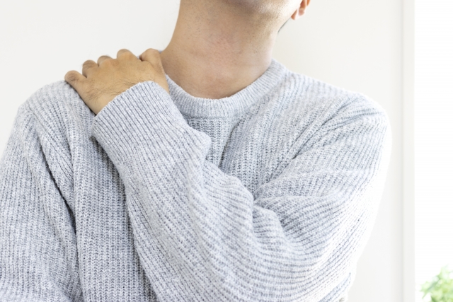 肩を押さえる男性