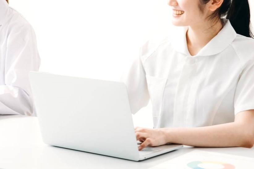 仕事中の看護師