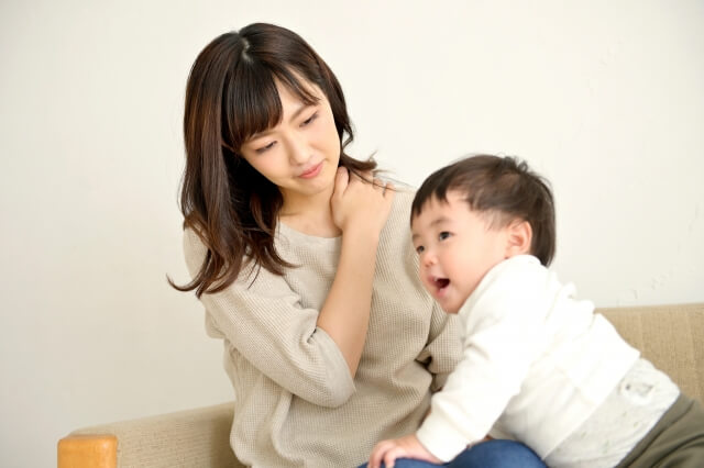 子守で体が疲れている